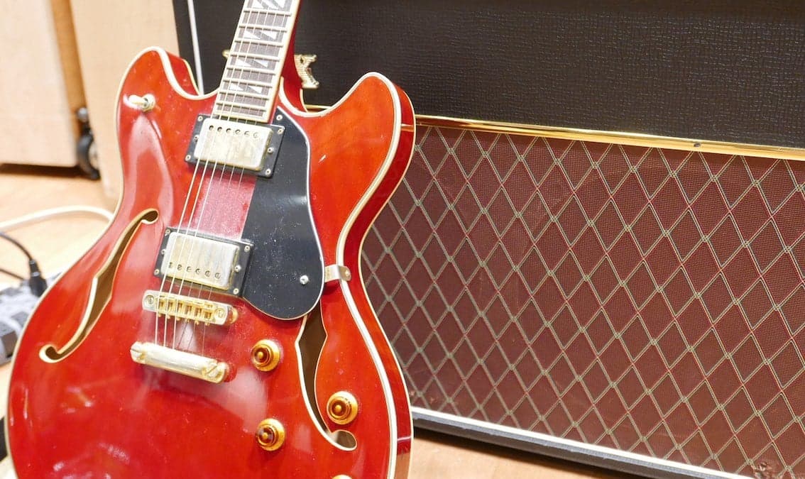 أساسيات الجيتار الكهربائي والصوتي