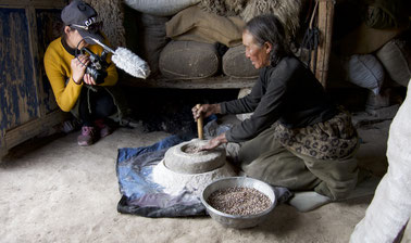 རིག་གནས་བསྡུ་འཇུག་དང་ཉར་ཚགས་བྱེད་པའི་ཐབས་ལམ་མདོར་བསྡུས། | Methods and Techniques for Documenting and Preserving Tibetan Culture